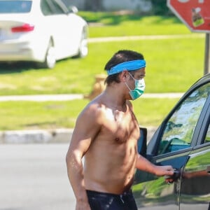 Exclusif - Colin Farrell, équipé d'un masque, retourne vers sa voiture après un jogging torse nu dans le quartier de Los Feliz à Los Angeles, le 4 mai 2020.