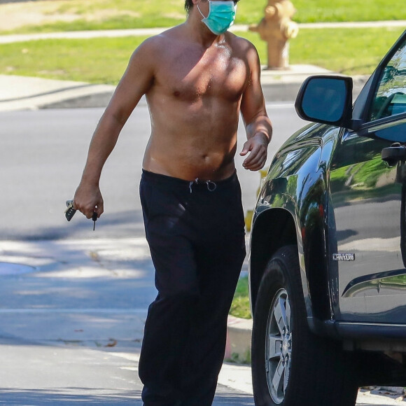 Exclusif - Colin Farrell, équipé d'un masque, retourne vers sa voiture après un jogging torse nu dans le quartier de Los Feliz à Los Angeles, le 4 mai 2020.