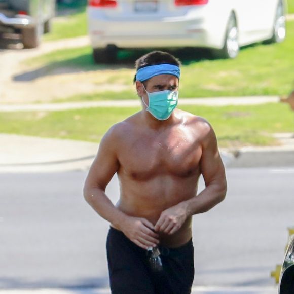 Exclusif - Colin Farrell, équipé d'un masque, retourne vers sa voiture après un jogging torse nu dans le quartier de Los Feliz à Los Angeles, le 4 mai 2020.