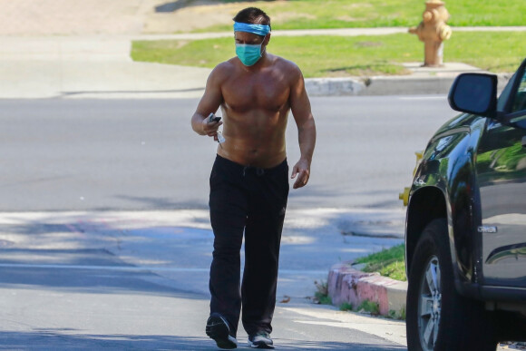 Exclusif - Colin Farrell, équipé d'un masque, retourne vers sa voiture après un jogging torse nu dans le quartier de Los Feliz à Los Angeles, le 4 mai 2020.