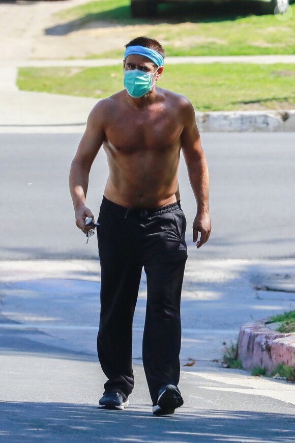 Exclusif - Colin Farrell, équipé d'un masque, retourne vers sa voiture après un jogging torse nu dans le quartier de Los Feliz à Los Angeles, le 4 mai 2020.