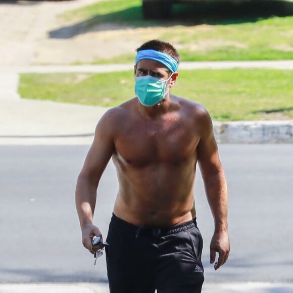 Exclusif - Colin Farrell, équipé d'un masque, retourne vers sa voiture après un jogging torse nu dans le quartier de Los Feliz à Los Angeles, le 4 mai 2020.