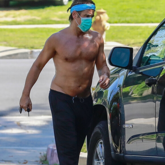 Exclusif - Colin Farrell, équipé d'un masque, retourne vers sa voiture après un jogging torse nu dans le quartier de Los Feliz à Los Angeles, le 4 mai 2020.