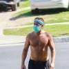 Exclusif - Colin Farrell, équipé d'un masque, retourne vers sa voiture après un jogging torse nu dans le quartier de Los Feliz à Los Angeles, le 4 mai 2020.