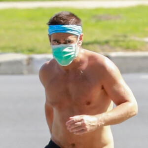 Exclusif - Colin Farrell, équipé d'un masque, retourne vers sa voiture après un jogging torse nu dans le quartier de Los Feliz à Los Angeles, le 4 mai 2020.