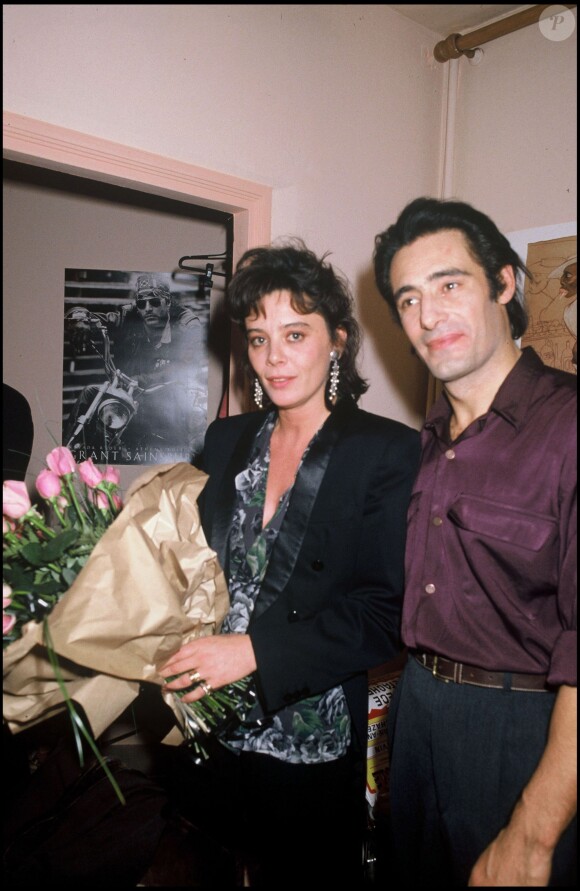 Gérard Lanvin et sa femme Jennifer après la générale de la pièce de théâtre Pièces détachées en 1989