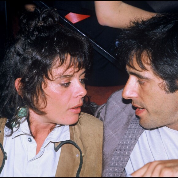 Gérard Lanvin et sa femme Jennifer lors d'une soirée au Palace à Paris en 1986