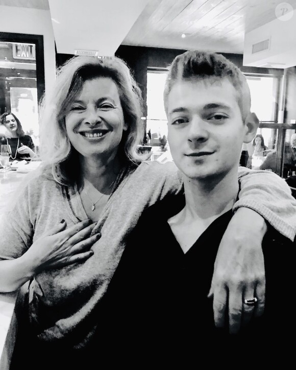 Valérie Trierweiler et son fils Léonard lors de la fête des Mères en mai 2019.