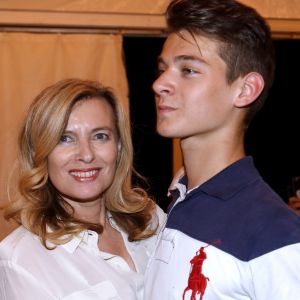 Valérie Trierweiler et son fils Léonard dansent lors de l'inauguration de la Fête des Tuileries à Paris le 26 juin 2015.