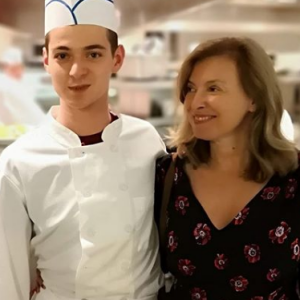 Valérie Trierweiler pose avec son fils Léonard, à New York, le 9 mai 2019