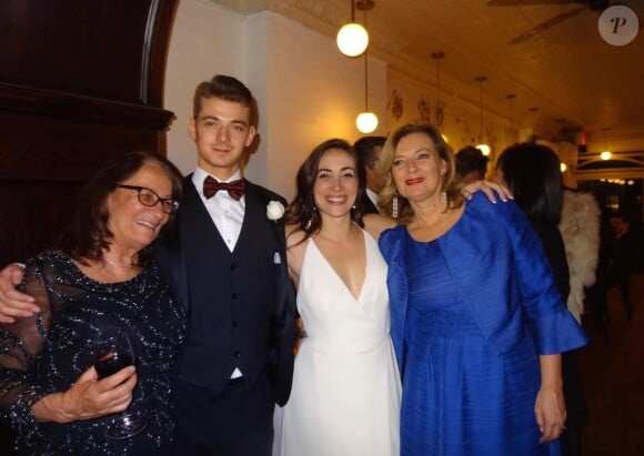Léonard Trierweiler a adressé un message à sa maman Valérie Trierweiler sur les réseaux sociaux le 10 mai 2020, à l'occasion de la fête des Mères. Il l'a illustré avec une photo de son mariage, qui remonte à décembre 2019.