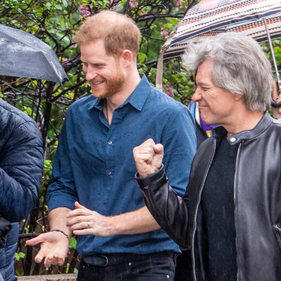 Le prince Harry, duc de Sussex, visite les studios d'Abbey Road pour rencontrer Jon Bon Jovi et des membres de l'Invictus Games Choir, qui enregistrent un single spécial au profit de l'Invictus Games Foundation, à Londres, Royaume Uni, le 28 février 2020.