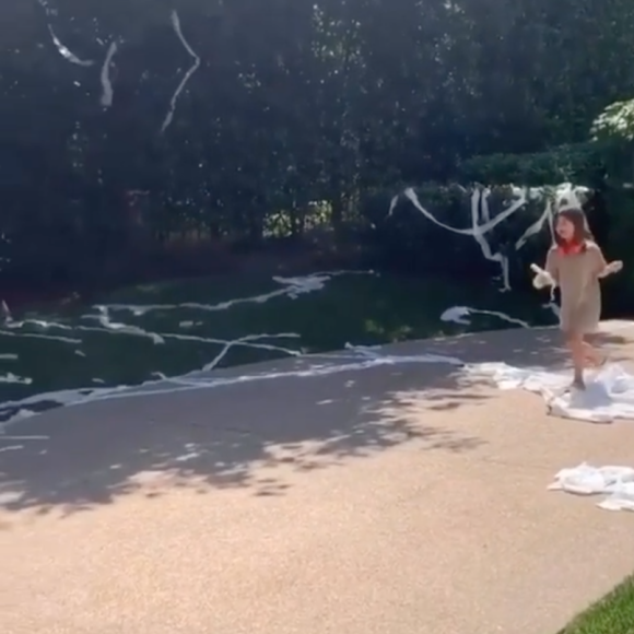 Khloé Kardashian et son neveu Mason ont répandu du papier toilette dans le jardin de Kourtney Kardashian. Mai 2020.