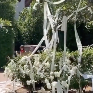 Khloé Kardashian et son neveu Mason ont répandu du papier toilette dans le jardin de Kourtney Kardashian. Mai 2020.