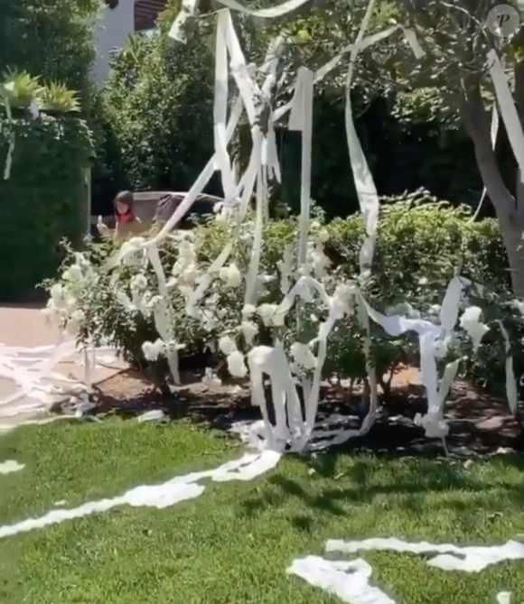 Khloé Kardashian et son neveu Mason ont répandu du papier toilette dans le jardin de Kourtney Kardashian. Mai 2020.