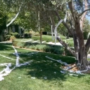 Khloé Kardashian et son neveu Mason ont répandu du papier toilette dans le jardin de Kourtney Kardashian. Mai 2020.