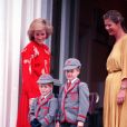 Diana avec ses fils Harry et William en 1989 lors de leur rentrée scolaire à l'école Wetherby de Londres.