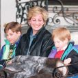 Diana avec ses fils William et Harry en vacances en Autriche en 1993.