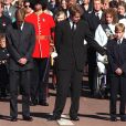 Les princes William et Harry avec leur oncle Earl Spencer lors des funérailles de Diana à Londres en 1997.