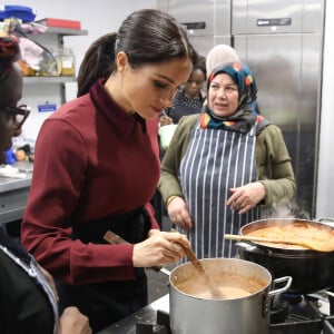 Meghan Markle (enceinte), duchesse de Sussex, rend visite à la Hubb Community Kitchen à Londres le 21 novembre 2018.