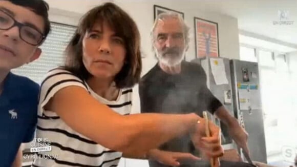 Estelle Denis et Raymond Domenech participent à l'émission "Tous en cuisine" avec leur fils Merlin. M6. Le 14 mai 2020.