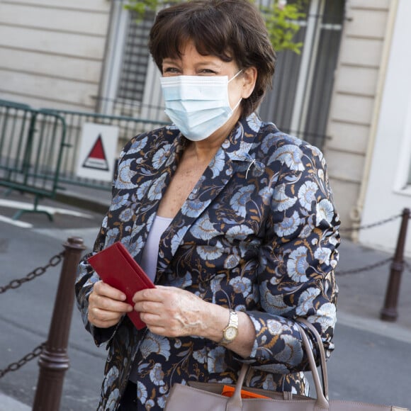 Exclusif - Roselyne Bachelot - L'équipe de l'émission "Les Grosses Têtes" continue de travailler pendant le confinement lors de l'épidémie de coronavirus (COVID-19) le 8 avril 2020. Arrivées des chroniqueurs à la radio RTL au studio du groupe M6, à Neuilly sur Seine. © Jack Tribeca / Bestimage