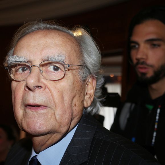 Bernard Pivot - Jean-Paul Dubois remporte le prix Goncourt pour son livre "Tous les hommes n'habitent pas le monde de la même façon" au restaurant Drouant à Paris le 4 novembre 2019. ©Jonathan Rebboah/Panoramic/Bestimage