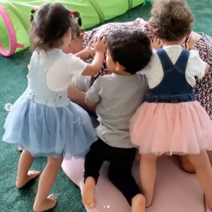 Cristiano Ronaldo, sa compagne Georgina Rodriguez et leurs enfants profitent d'une journée en famille. Mai 2020.