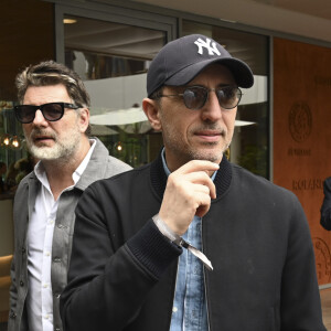 Gad Elmaleh et Philippe Lellouche - Célébrités dans le village des internationaux de France de tennis de Roland-Garros à Paris, France, le 31 mai 2019. © JB Autissier / Panoramic / Bestimage