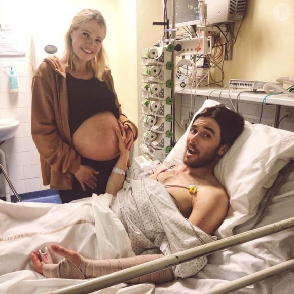 Kevin Rolland sur son lit d'hôpital après son acccident, avec sa compagne enceinte. Photo publiée sur Instagram le 31 décembre 2019.