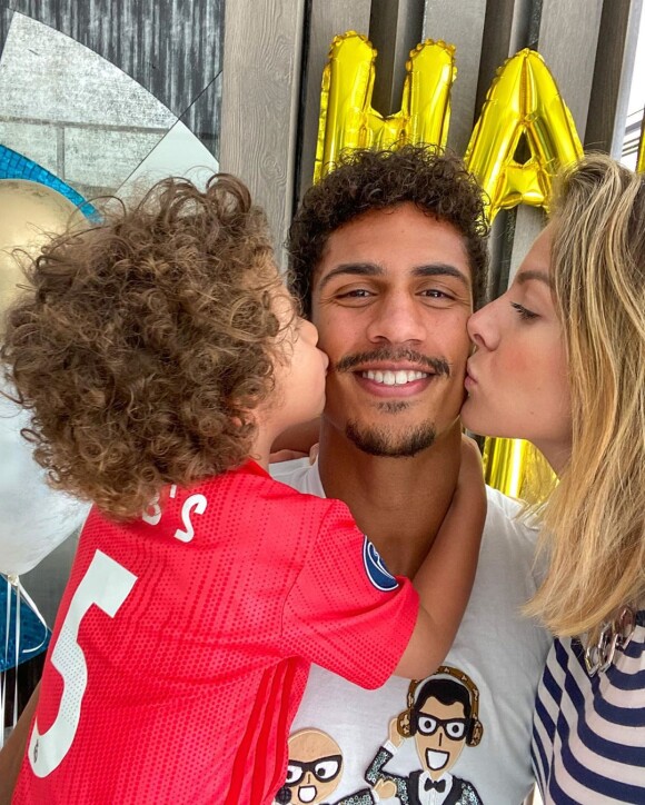 Raphaël Varane fête ses 27 ans avec sa femme Camille et leur fils Ruben le 25 avril 2020.