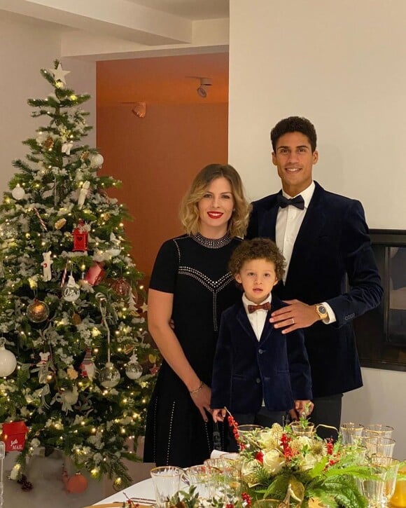 Raphaël Varane avec sa femme Camille et leur fils Ruben pour Noël. Le 24 décembre 2019.