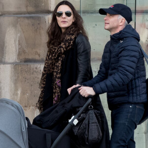 Exclusif - Samuel Etienne, sa femme Helen et leur fils Malo se promènent Place Vendôme à Paris le 25 février 2017.