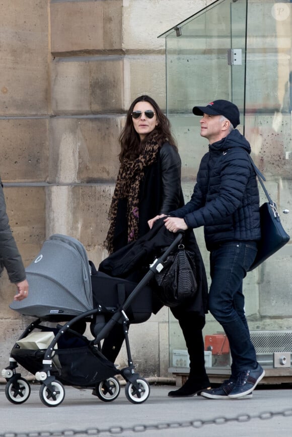 Exclusif - Samuel Etienne, sa femme Helen et leur fils Malo se promènent Place Vendôme à Paris le 25 février 2017.
