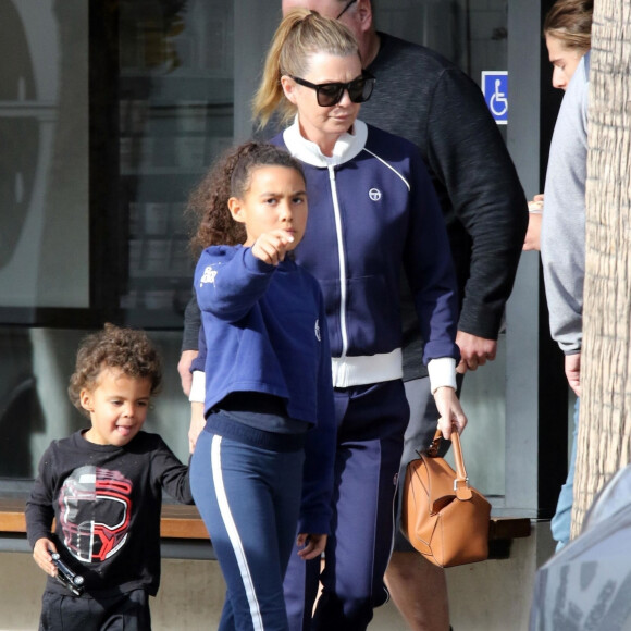 Exclusif - Ellen Pompeo et ses trois filles Sienna, Stella et Eli sortent de chez McConnells Ice Cream à Studio City, Los Angeles, Californie, Etats-Unis, le 2 janvier 2020.