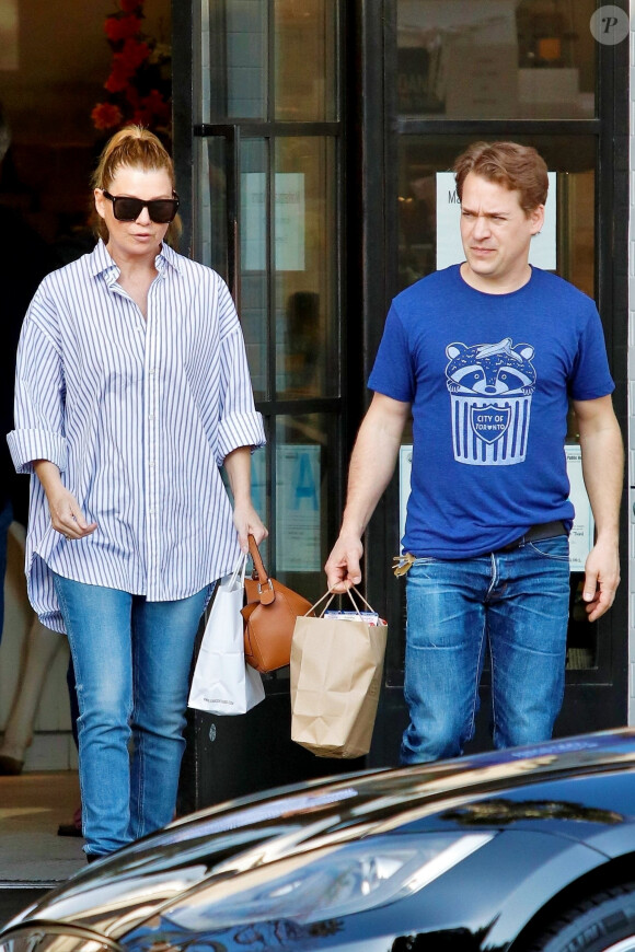 Ellen Pompeo et son ami T. R. Knight sont allés déjeuner chez Joan's à Studio City, Los Angeles, Californie, Etats-Unis, le 6 mars 2020.