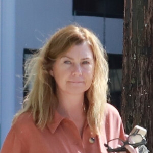 Exclusif - Ellen Pompeo et sa fille mangent des cupcakes en balade dans les rues de Los Angeles, le 9 octobre 2019.
