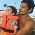 Claude de "Koh-Lanta" avec son fils Andréa, le 10 août 2019, à la Grande-Motte