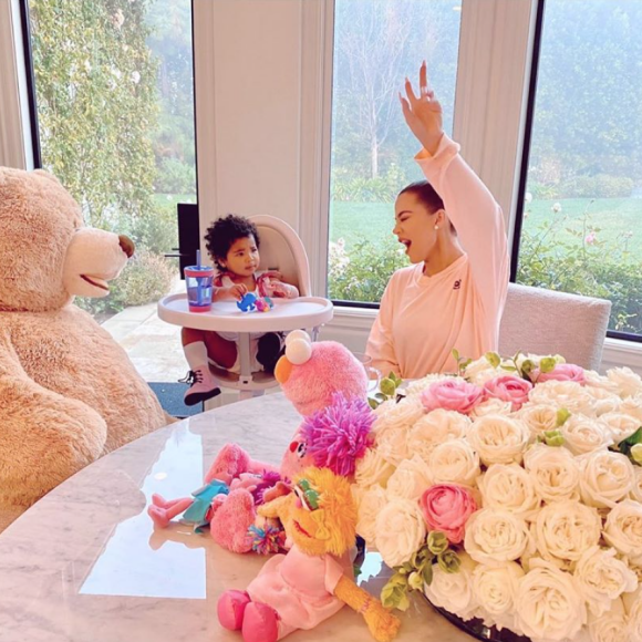 Khloé Kardashian et sa fille True Thompson. Février 2020.