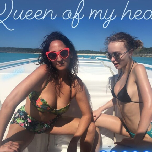 Le 23 mai 2020, Lily-Rose Depp a célébré l'anniversaire de l'une de ses amies sur Instagram en ressortant une photo d'elle en bikini, prise à l'occasion d'une sortie en mer.