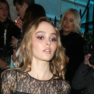 Lily-Rose Depp à la sortie du club Annabels après la soirée "The British Vogue And Tiffany & Co. Fashion And Film Party" à Londres. Le 2 février 2020.