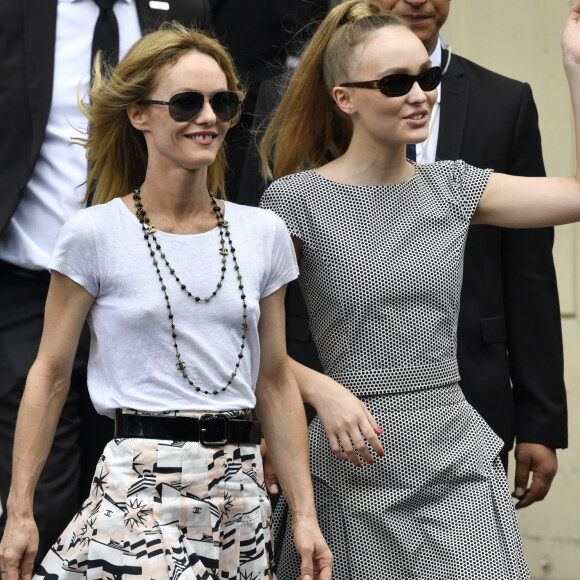 Vanessa Paradis (épouse Benchetrit) et sa fille Lily-Rose Depp - Sorties du défilé de mode "Chanel", collection Haute-Couture automne-hiver 2018/2019, à Paris. Le 3 juillet 2018.