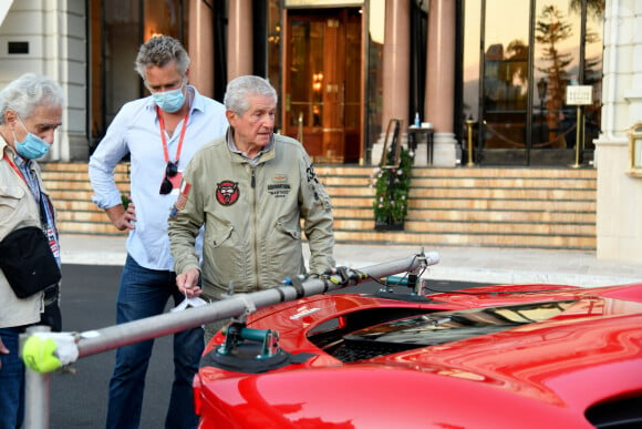 Leclerc reçoit sa Ferrari SF90 en cadeau
