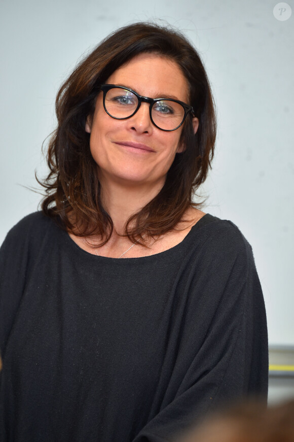 Astrid Veillon participe à la campagne "Lecture pour tous" au collège Ségurane à Nice le 6 février 2017. © Bruno Bebert / Bestimage