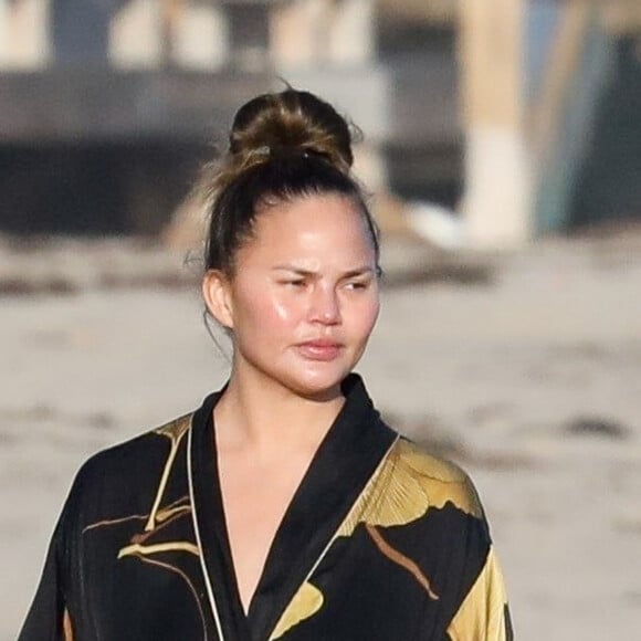 Exclusif - John Legend et Chrissy Teigen passent la journée à la plage avec leur fils Miles à Malibu, le 15 mars 2020.