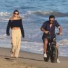 Exclusif - Sofia Richie se promène sur la plage de Malibu, et son compagnon Scott Disick la suit sur son vélo électrique, le 26 avril 2020.