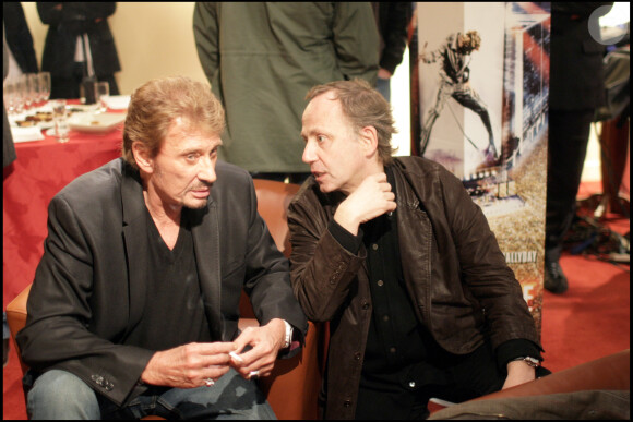 Johnny Hallyday et Fabrice Luchini à la projection du film "Jean-Philippe" aux Halles, à Paris, en 2006.