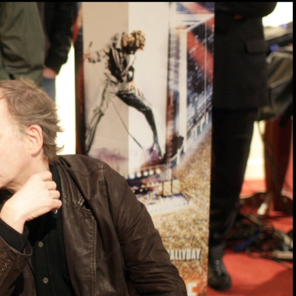 Johnny Hallyday et Fabrice Luchini à la projection du film "Jean-Philippe" aux Halles, à Paris, en 2006.
