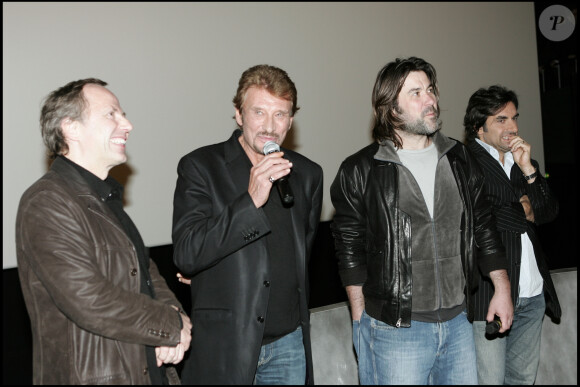 Johnny Hallyday et Fabrice Luchini avec le réalisateur Laurent Tuel et André Manoukian - Projection du film "Jean-Philippe" aux Halles, à Paris, en 2006.