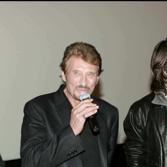 Johnny Hallyday et Fabrice Luchini avec le réalisateur Laurent Tuel et André Manoukian - Projection du film "Jean-Philippe" aux Halles, à Paris, en 2006.